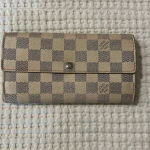 Louis Vuitton Damier wallet
Snap and zipper work
Sold as is condition